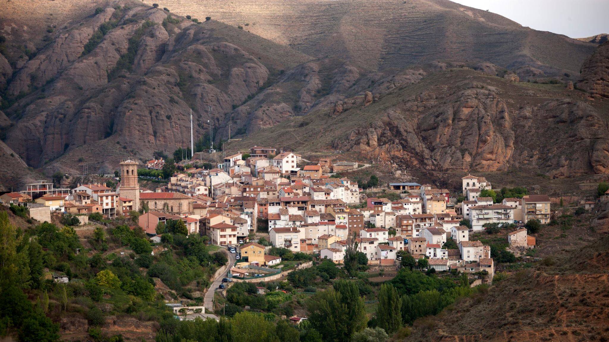 Foto: Vista panorámica del pueblo asentado a orillas del río Iregua. (Extraída de Facebook/Gobierno de La Rioja)