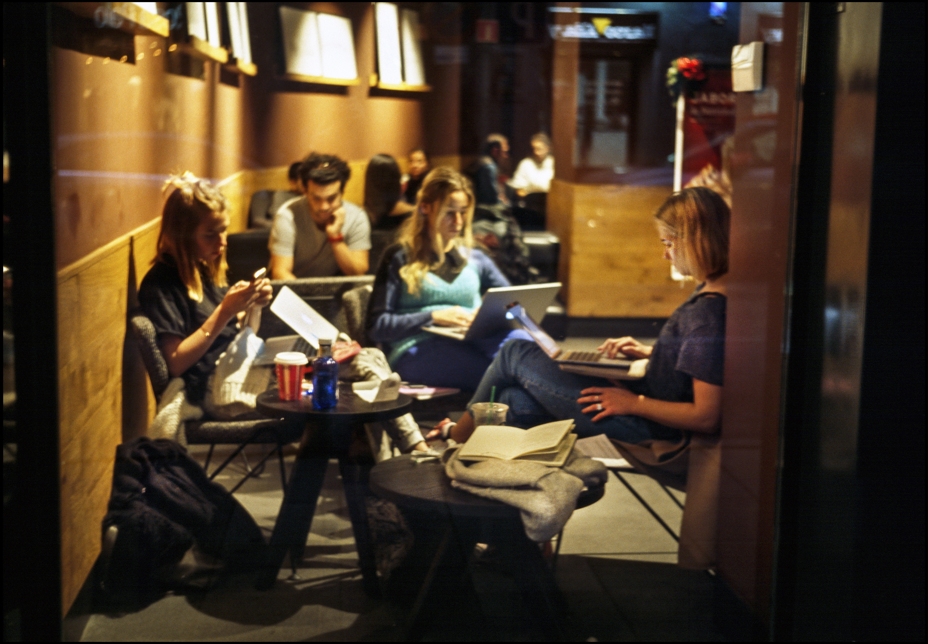Jóvenes trabajando en un café.