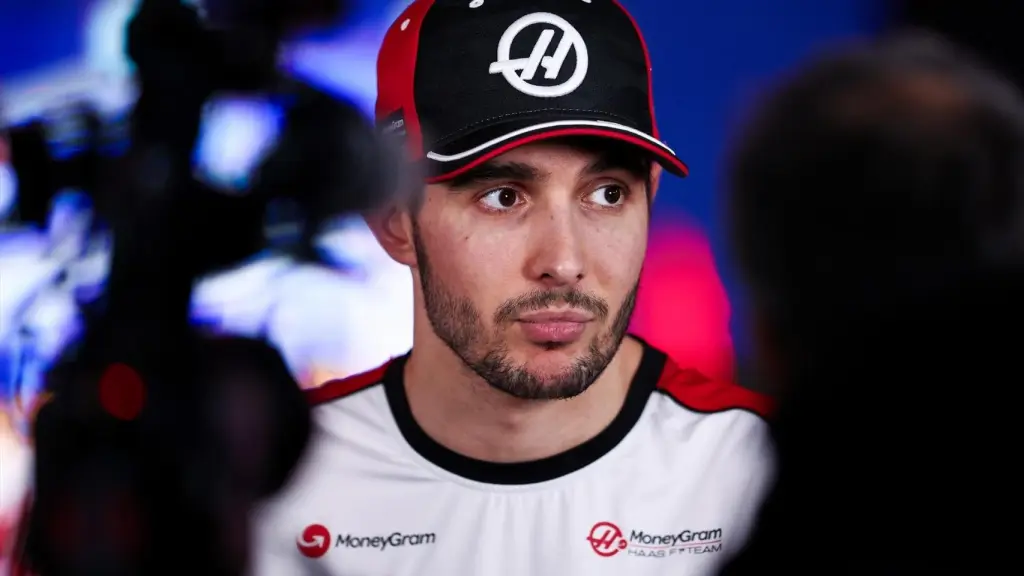 Esteban Ocon atiende a los medios tras el GP de Qatar.