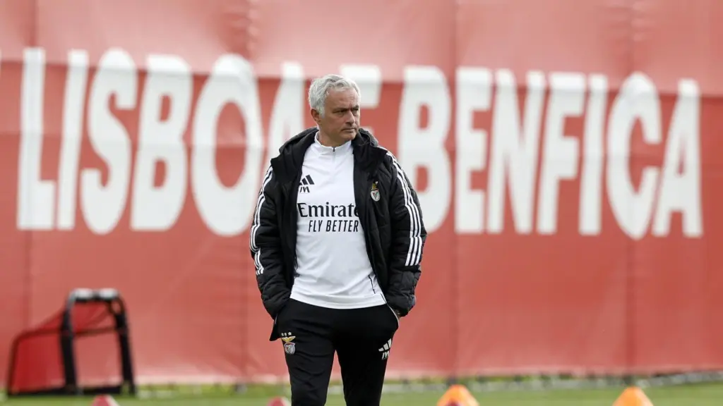 José Mourinho, en el entrenamiento de este lunes del Benfica