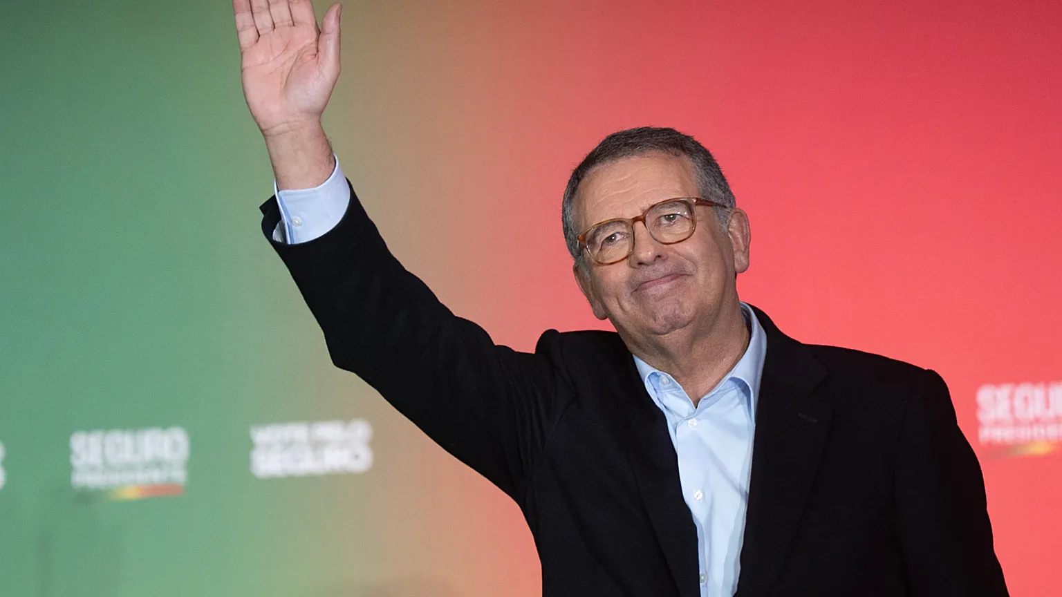 Presidential candidate António José Seguro, of the centre-left Socialist Party, waves to the crowd during a campaign rally ahead of the presidential election, 5 Feb 2026.