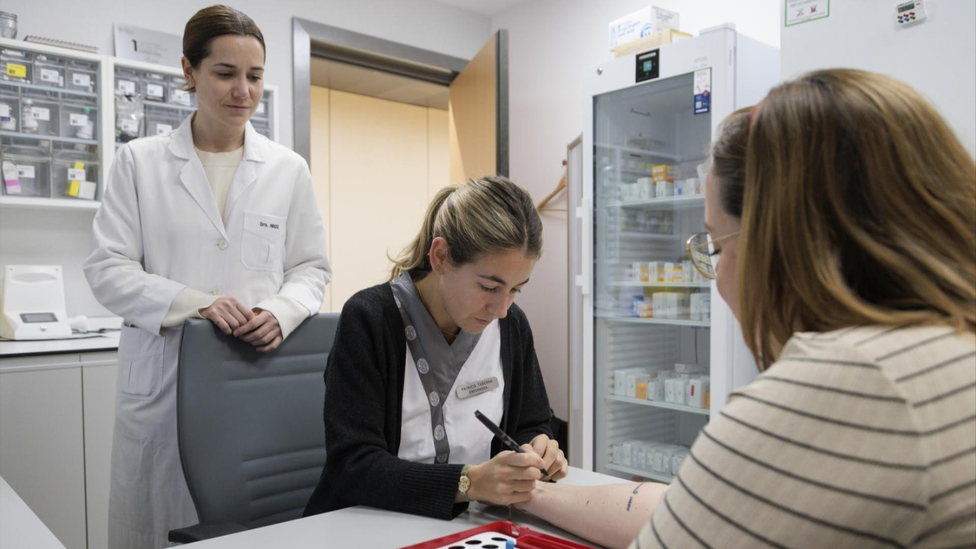 Foto: La Dra. Laura Argiz le explica a una paciente las pruebas a realizar durante el estudio para mejorar la tolerancia al pescado iniciado en la Clínica Universidad de Navarra.