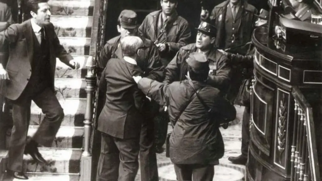 El teniente general Gutiérrez Mellado se enfrenta a los golpistas en presencia del presidente del Gobierno Adolfo Suárez. EFE