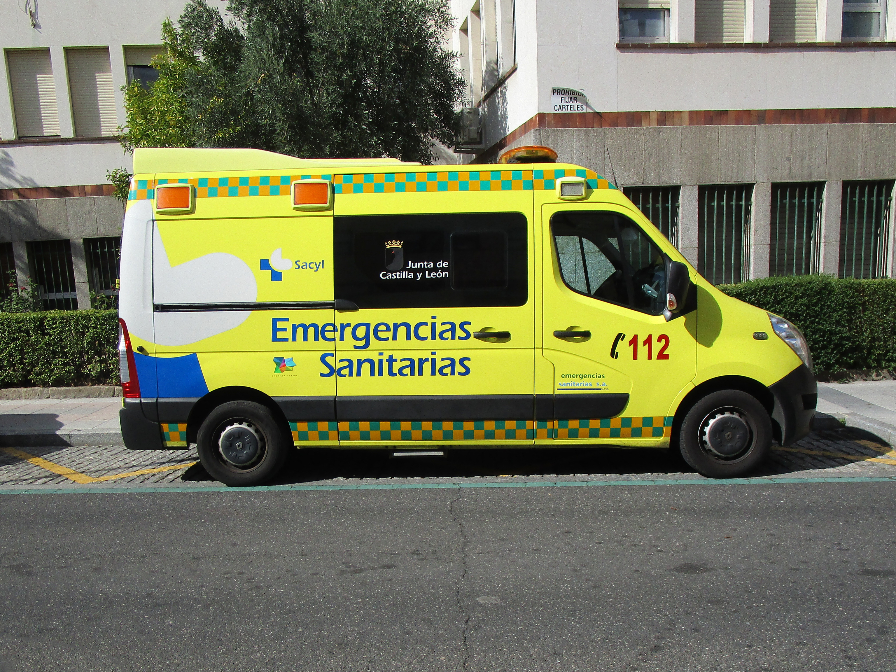 Una ambulancia de la Junta de Castilla y León en Salamanca.