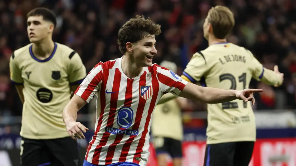 Julián Álvarez celebra su gol ante el Barça