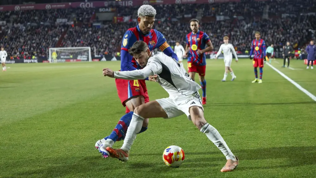 Araujo pugna con Pacheco por un balón.