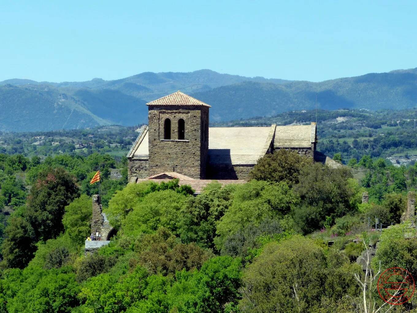 Foto: Erigido en el término municipal de Les Masies de Roda, este singular monumento se alza sobre las aguas del pantano de Sau. (Google)
