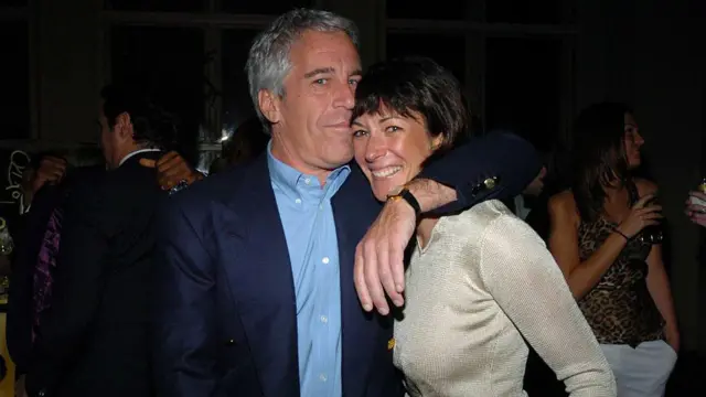 Jeffrey Epstein y Ghislaine Maxwell fotografiados en 2005.