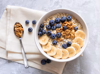 Bol con yogur, frutas y