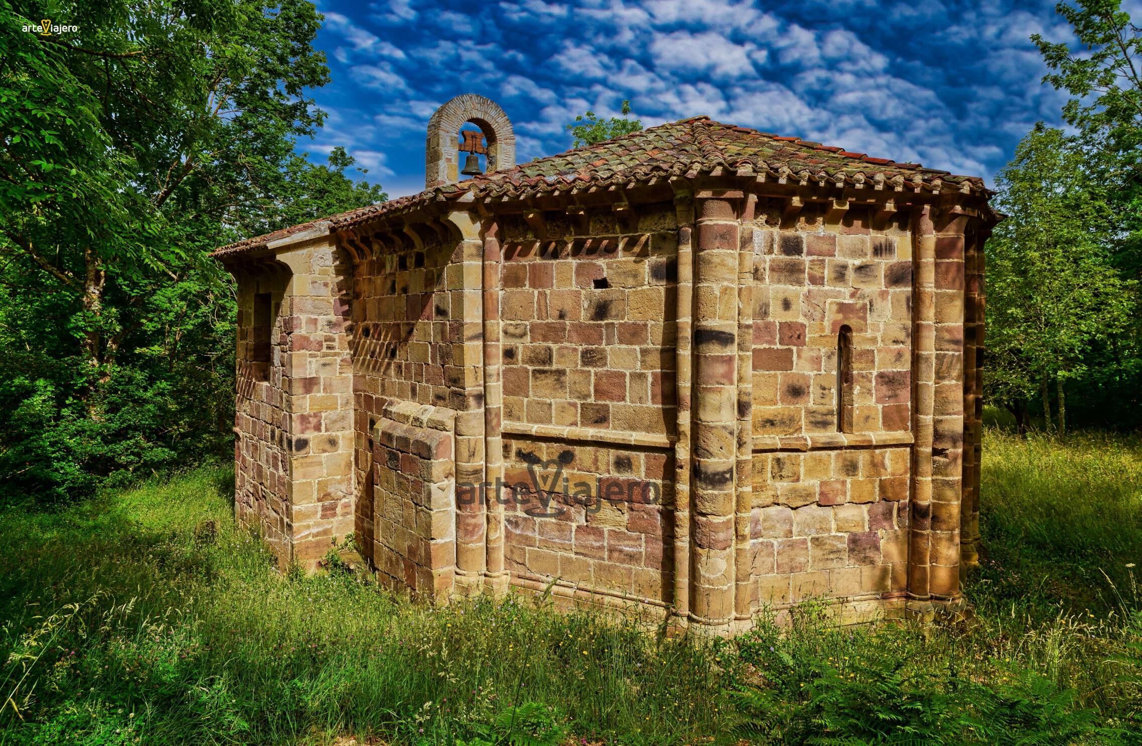 Foto: Ermita románica situada en el término municipal de Ojacastro, en la provincia de La Rioja. (Extraída de X/@arteviajero_com)