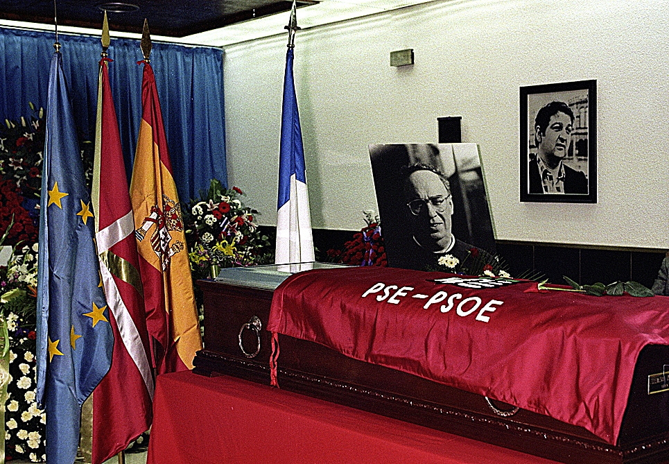 Capilla ardiente de Fernando Múgica -en la pared, Enrique Casas, asesinado por ETA en 1984-.
