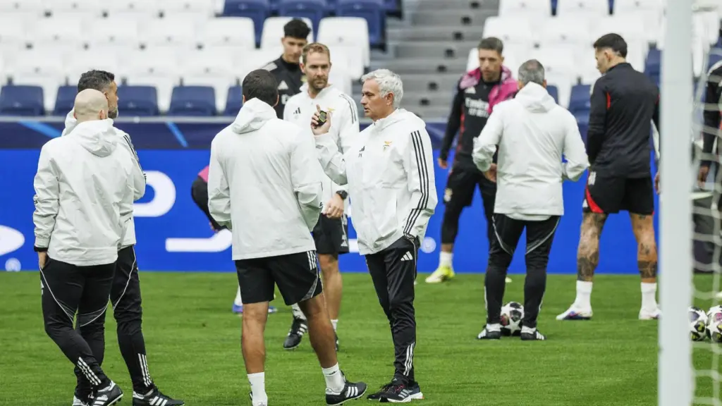 José Mourinho, con su cuerpo técnico, en el entrenamiento del Benfica en el Bernabéu