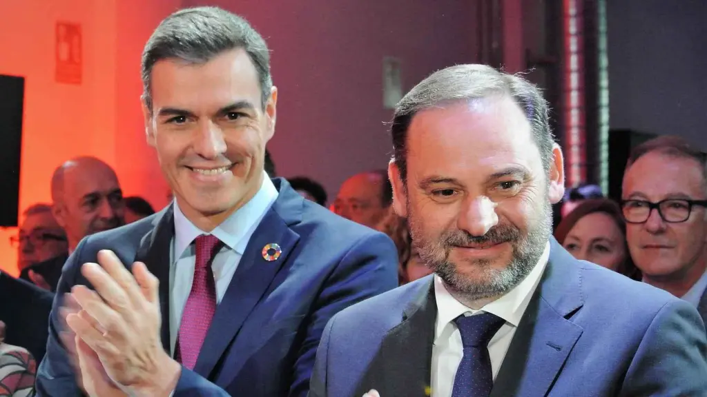 Pedro Sánchez, junto a José Luis Ábalos, en la presentación de la precampaña electoral del PSOE en 2019