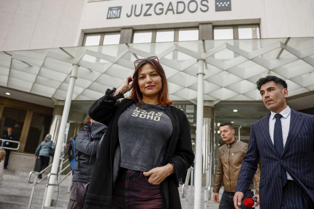 Elisa Mouliaá, junto a su abogado, a la salida de los Juzgados de Plaza de Castilla el pasado abril.