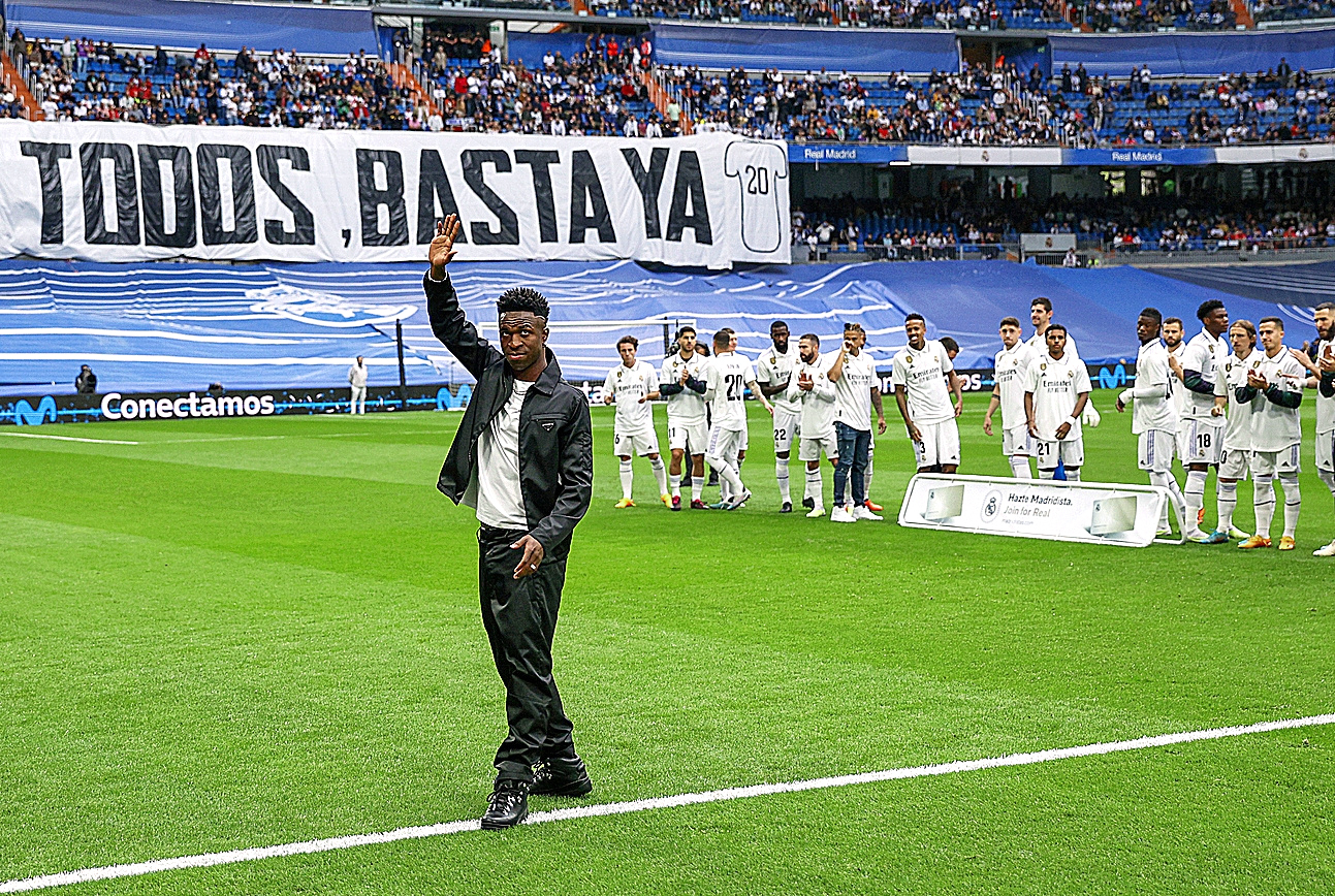 Vinicius, en un acto comntra el racismo en el Bernabéu en 2023.