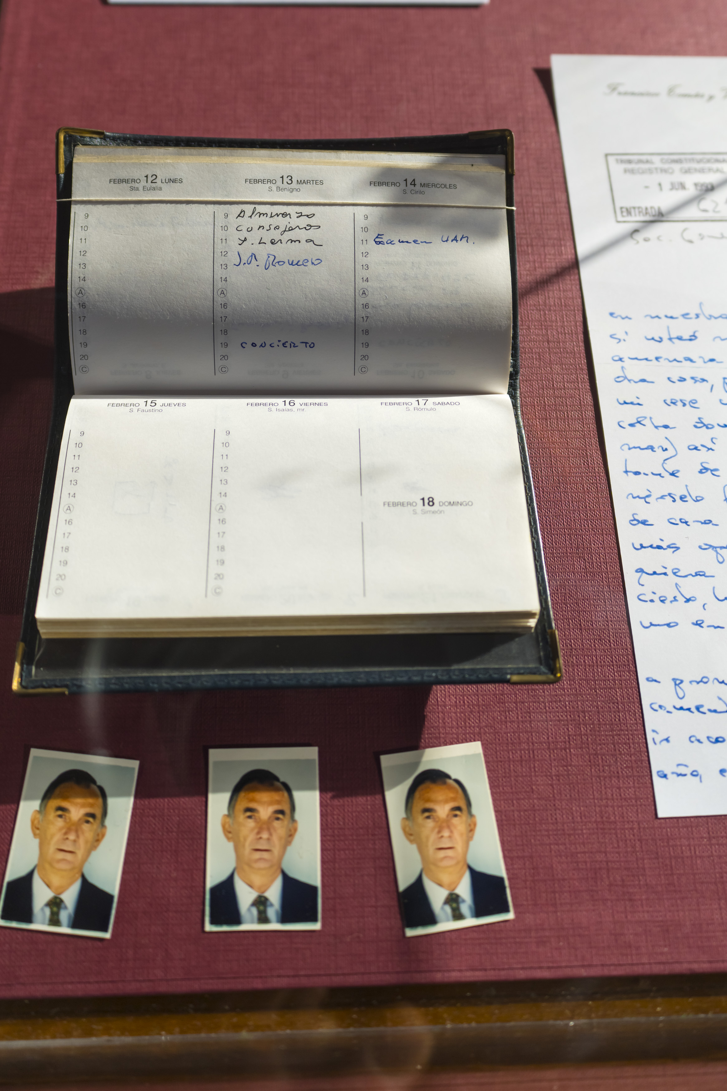 La agenda de Tomás y Valiente con un examen programado para el 14 de febrero de 1996 y sus fotos carné.
