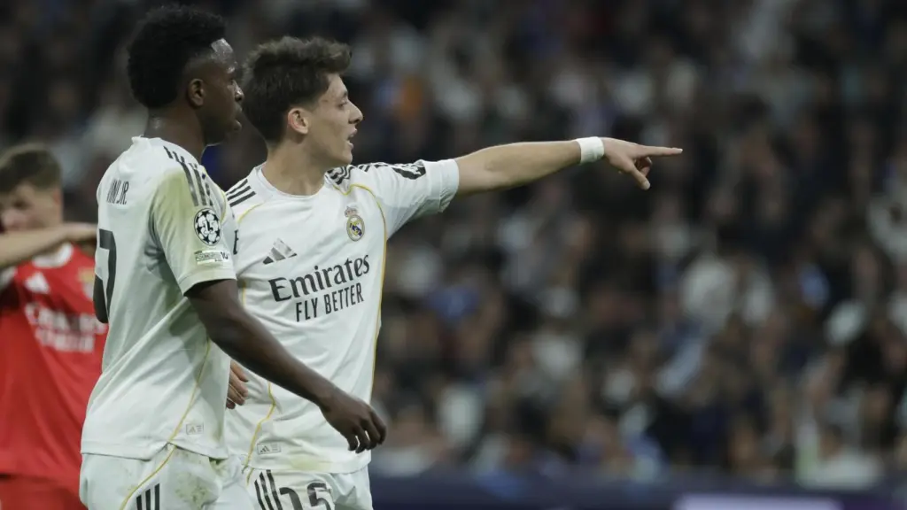 Vinicius y Güler, durante el partido