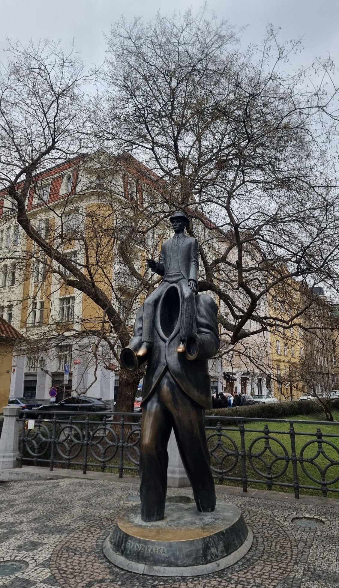 Estatua de Franz Kafka del artista Jaroslav Róna instalada en la calle Vězeňská del barrio judío de Praga en diciembre de 2003. (R.H.E.)