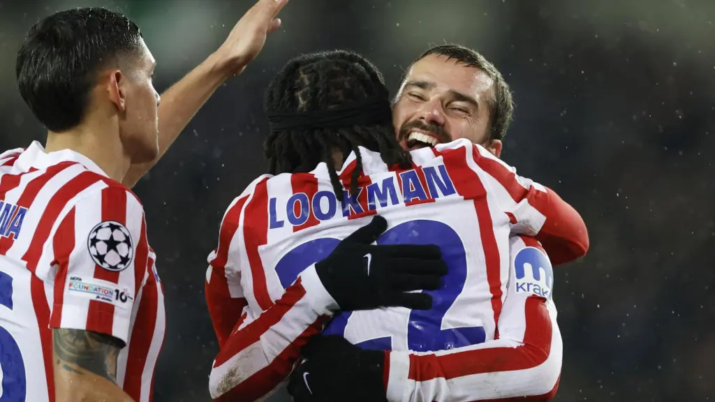 Lookman y Griezmann celebran el segundo gol del Atlético ante el Brujas.