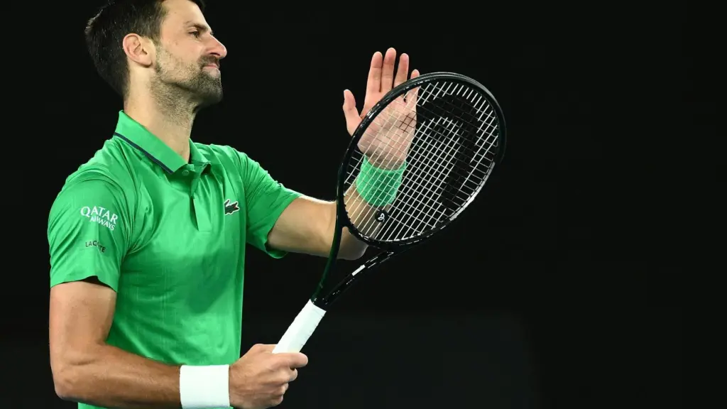 Novak Djokovic de Serbia gesticula durante la final individual masculina contra Alcaraz.