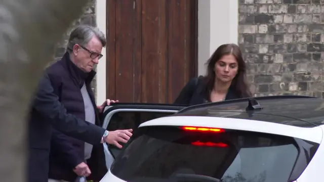 Un hombre sube a un carro acompañado por una mujer.