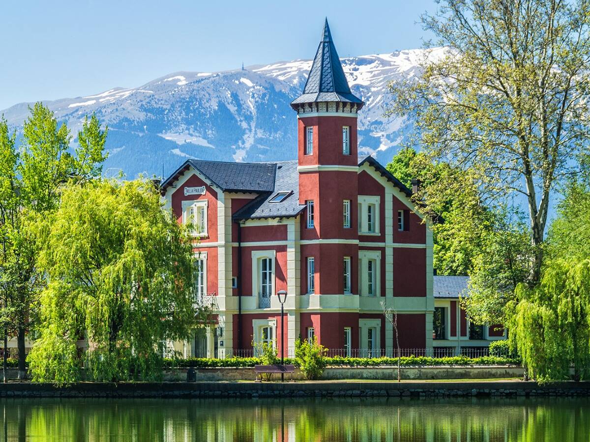Foto: Una construcción señorial junto al lago marca el paisaje de esta villa pirenaica, en la provincia de Girona. (Turismo de Observación) 