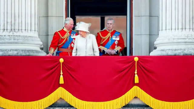 El príncipe Carlos, la reina Isabel y el príncipe Andrés en el balcón del Palacio de Buckingham en 2019.