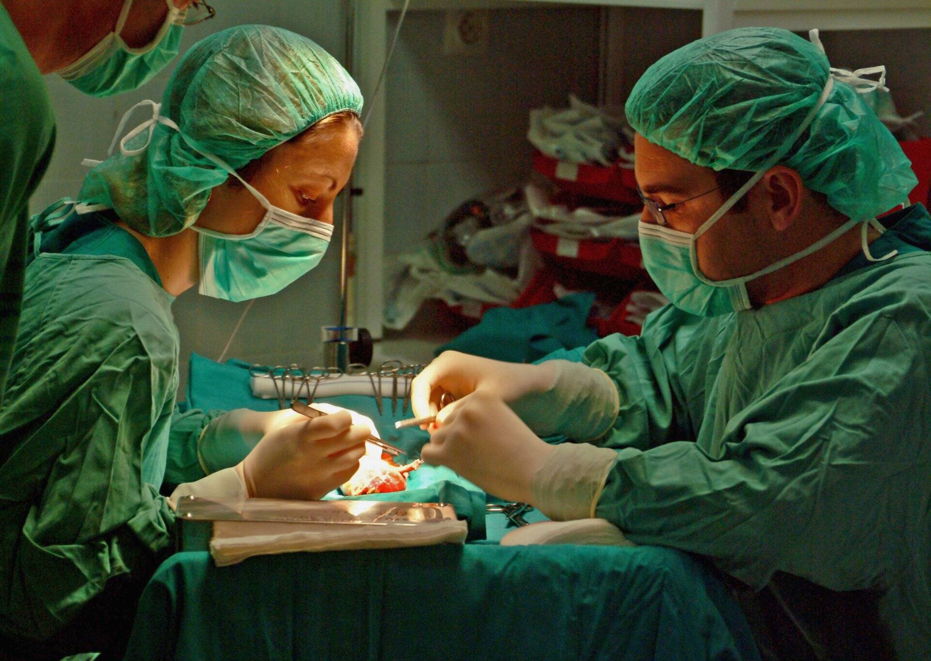Foto: Cirujanos en un trasplante renal (Europa Press)
