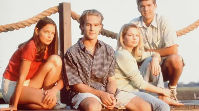 Katie Holmes, James Van Der Beek, Michelle Williams, y Joshua Jackson posan para una foto