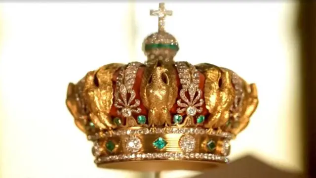 La corona intacta de la emperatriz francesa Eugenia, vista aquí en una fotografía de 2025