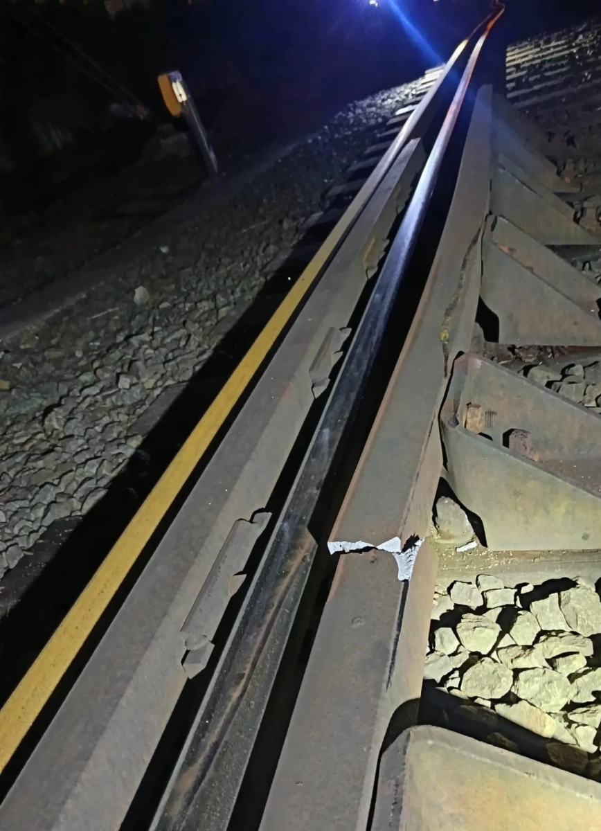 Rotura del carril a la altura del descarrilamiento del convoy, en la estación de Belaskoenea (Irún).