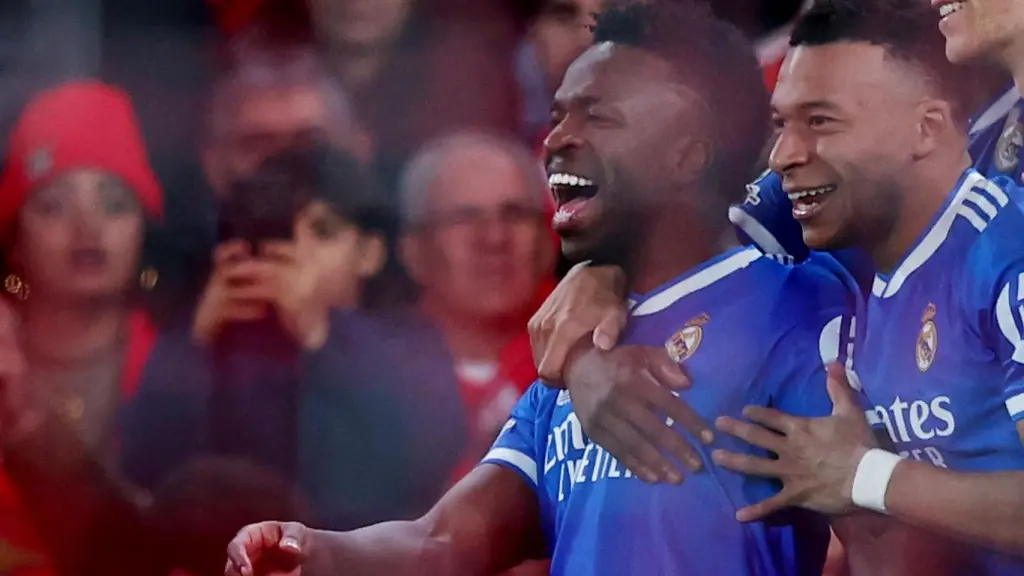 Mbappé celebra con Vinicius el gol del brasileño ante el Benfica.