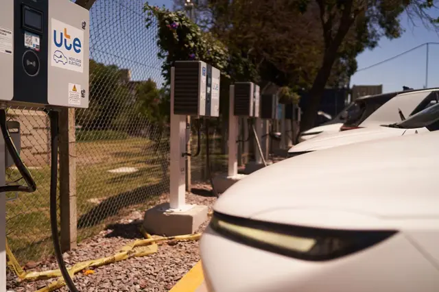 Autos eléctricos cargan sus baterías en una estación de Ute, la empresa estatal de electricidad de Uruguay.