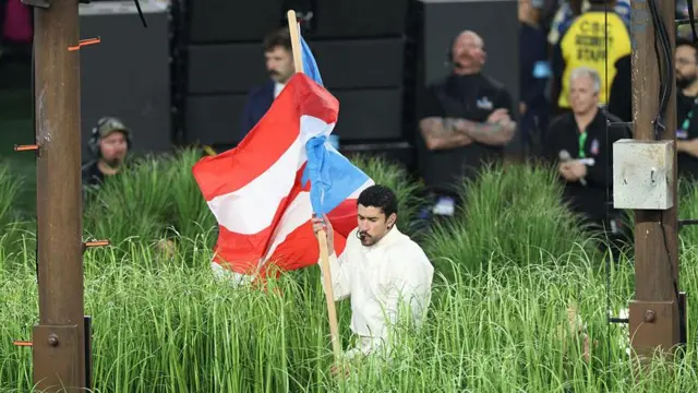 Bad Bunny con una bandera de Puerto Rico