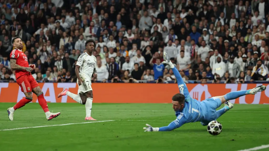 El disparo de Vinicius para anotar el gol ante el Benfica.