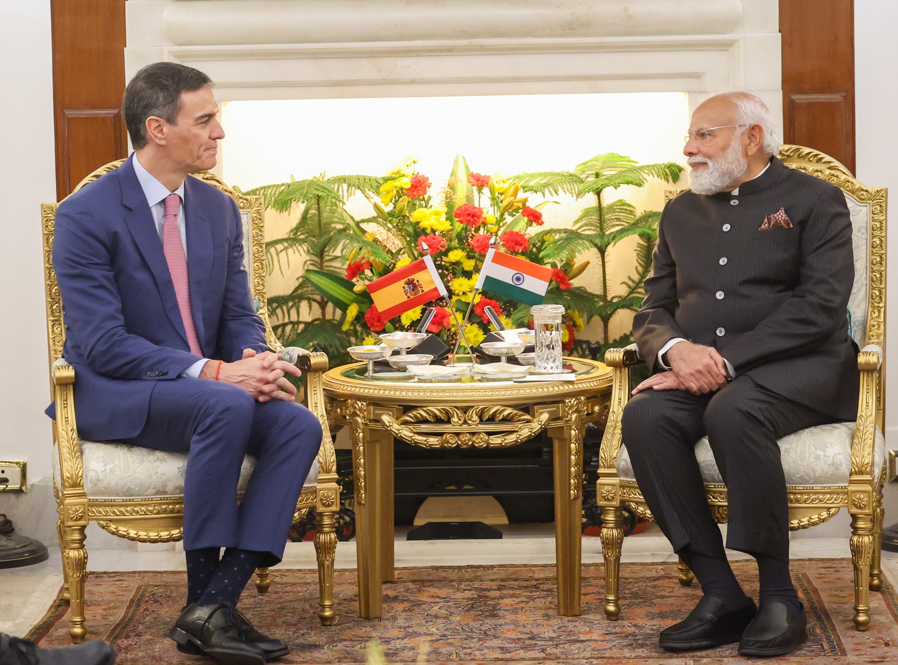Pedro Sánchez, con el primer ministro indio, Narendra Modi, en Nueva Delhi.
