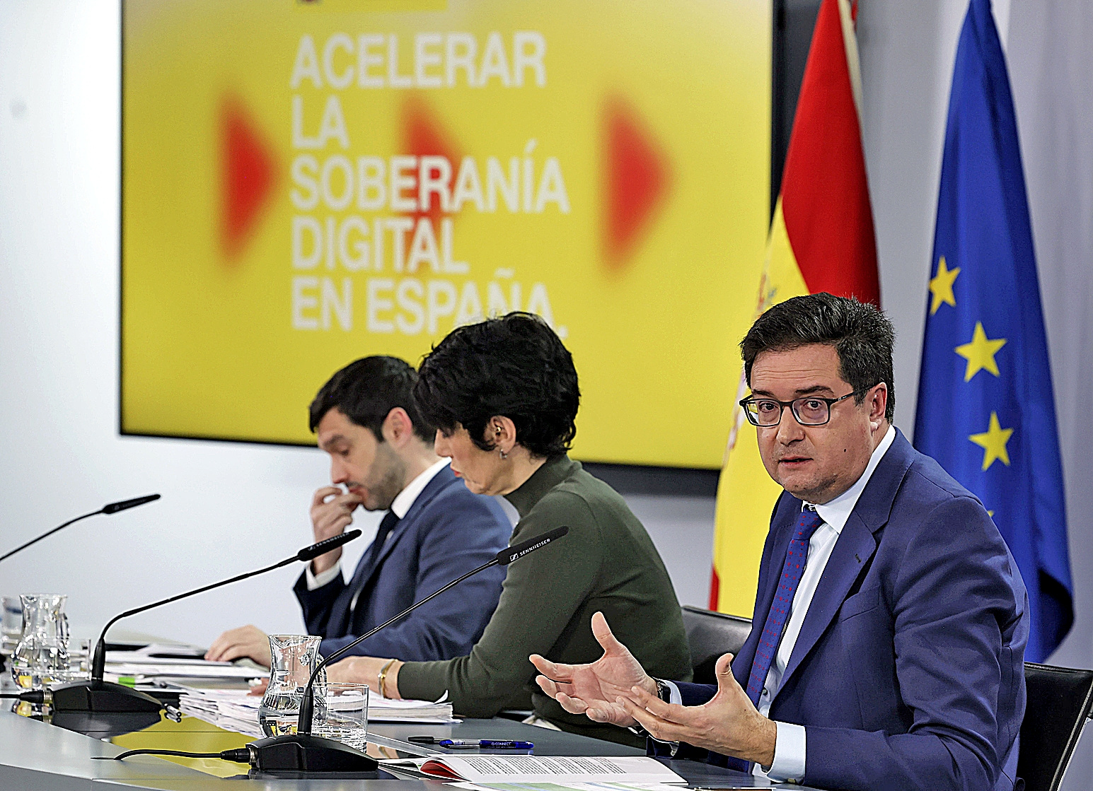 Los ministros Pablo Bustinduy, Elma Saiz y Óscar López comparecen, ante los medios en La Moncloa.
