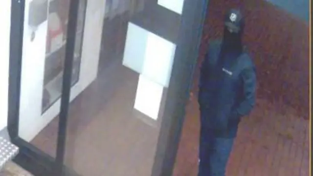 Un hombre con las manos en los bolsillos y la cara cubierta.