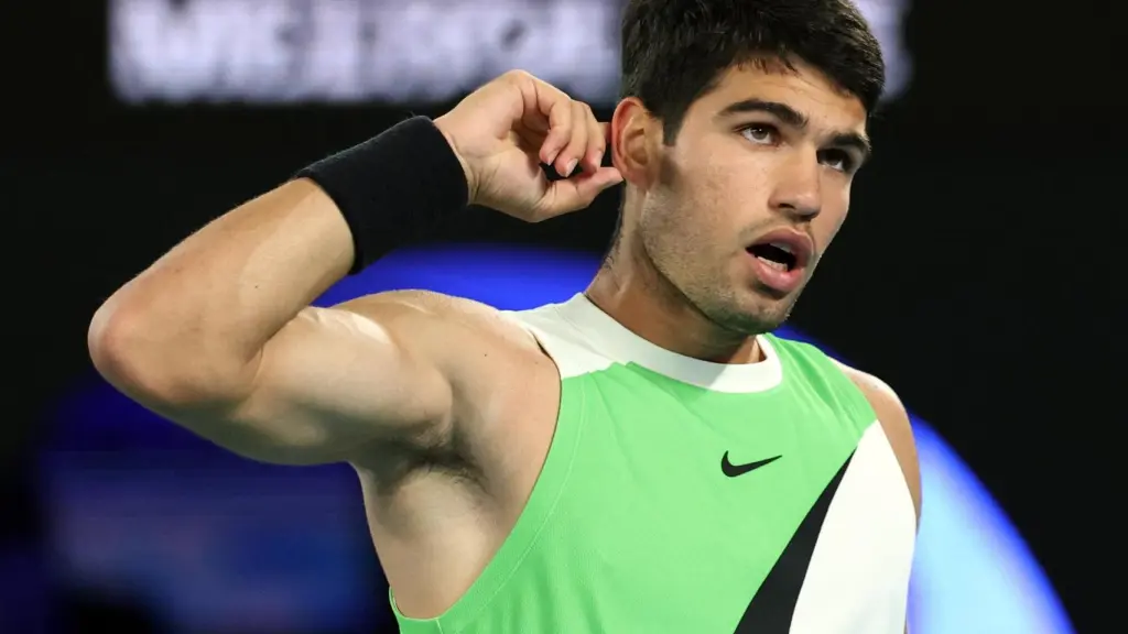Carlos Alcaraz se lleva la mano a la oreja en la final del Open de Australia 2026.
