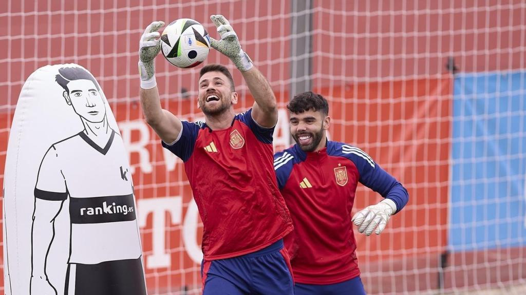 Unai Simón y David Raya, en un entrenamiento de la Selección