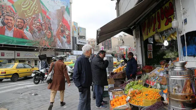Gente compra en la Plaza Enghelab, Teherán, Irán (9 de febrero de 2026).