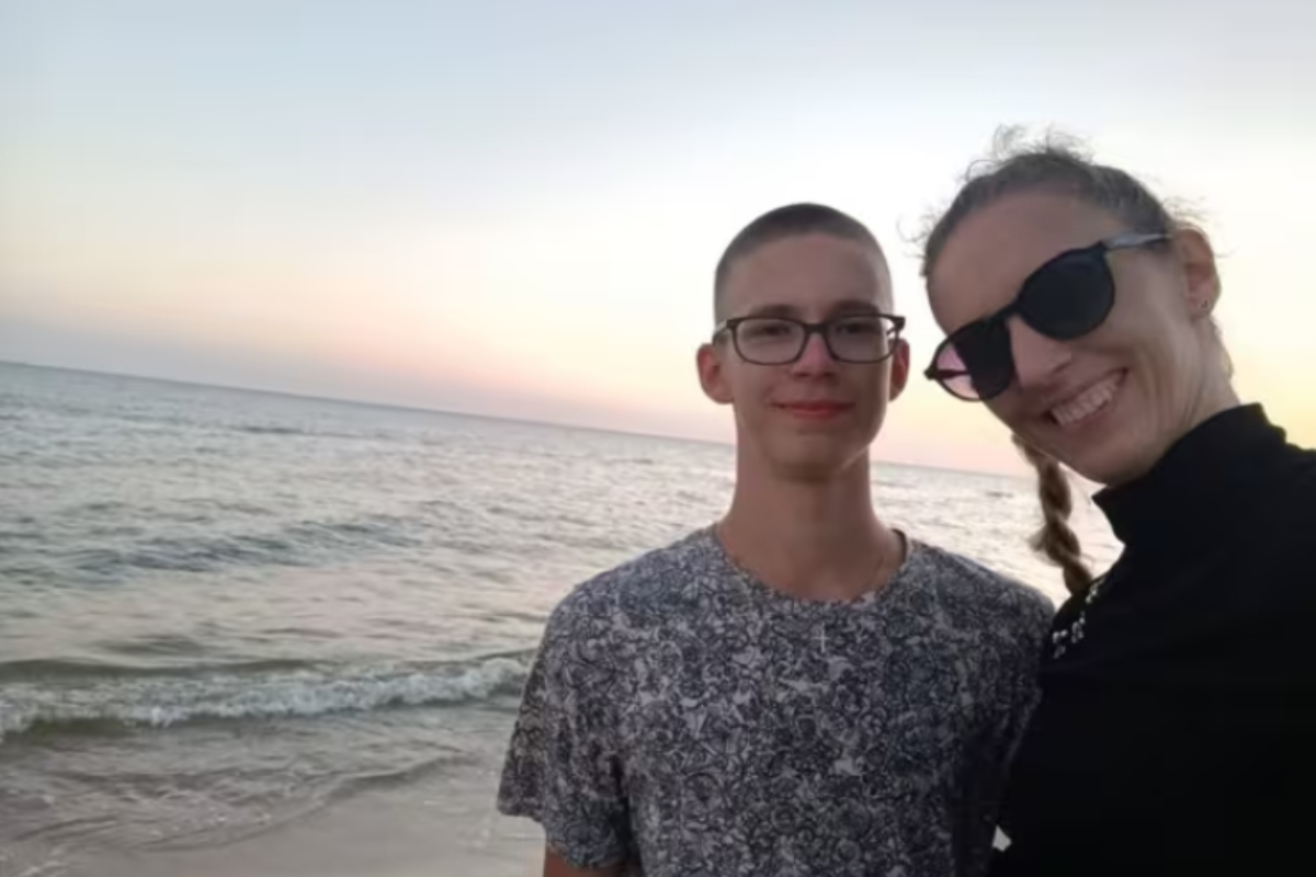 Arek, junto a su madre Kasha.