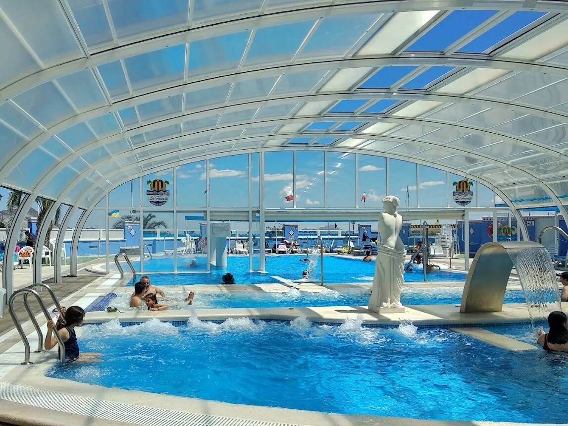 Foto: Bajo una cubierta retráctil, las piscinas climatizadas tipo spa de este camping invitan al descanso durante todo el año. (Extraída de Facebook)