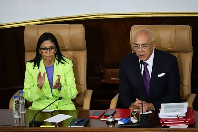 La presidenta encargada de Venezuela, Delcy Rodríguez, junto a su hermano, el presidente de la AN, Jorge Rodríguez, el pasado 15 de enero.