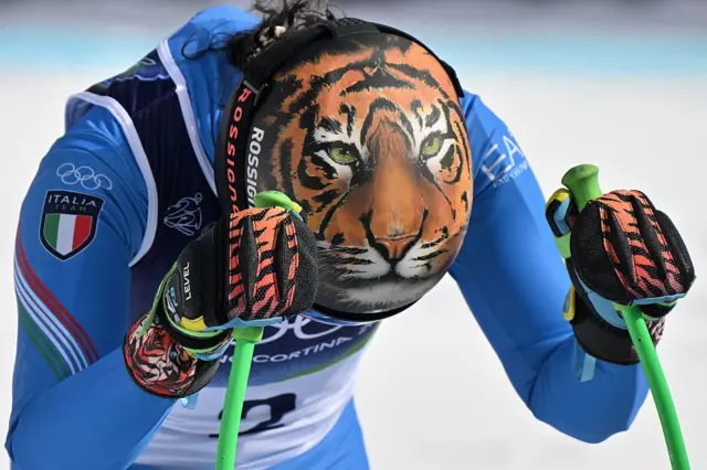 La italiana Federica Brignone porta un casco con la cara de un tigre dibujado en una prueba de descenso en esquí en Milán-Cortina 2026