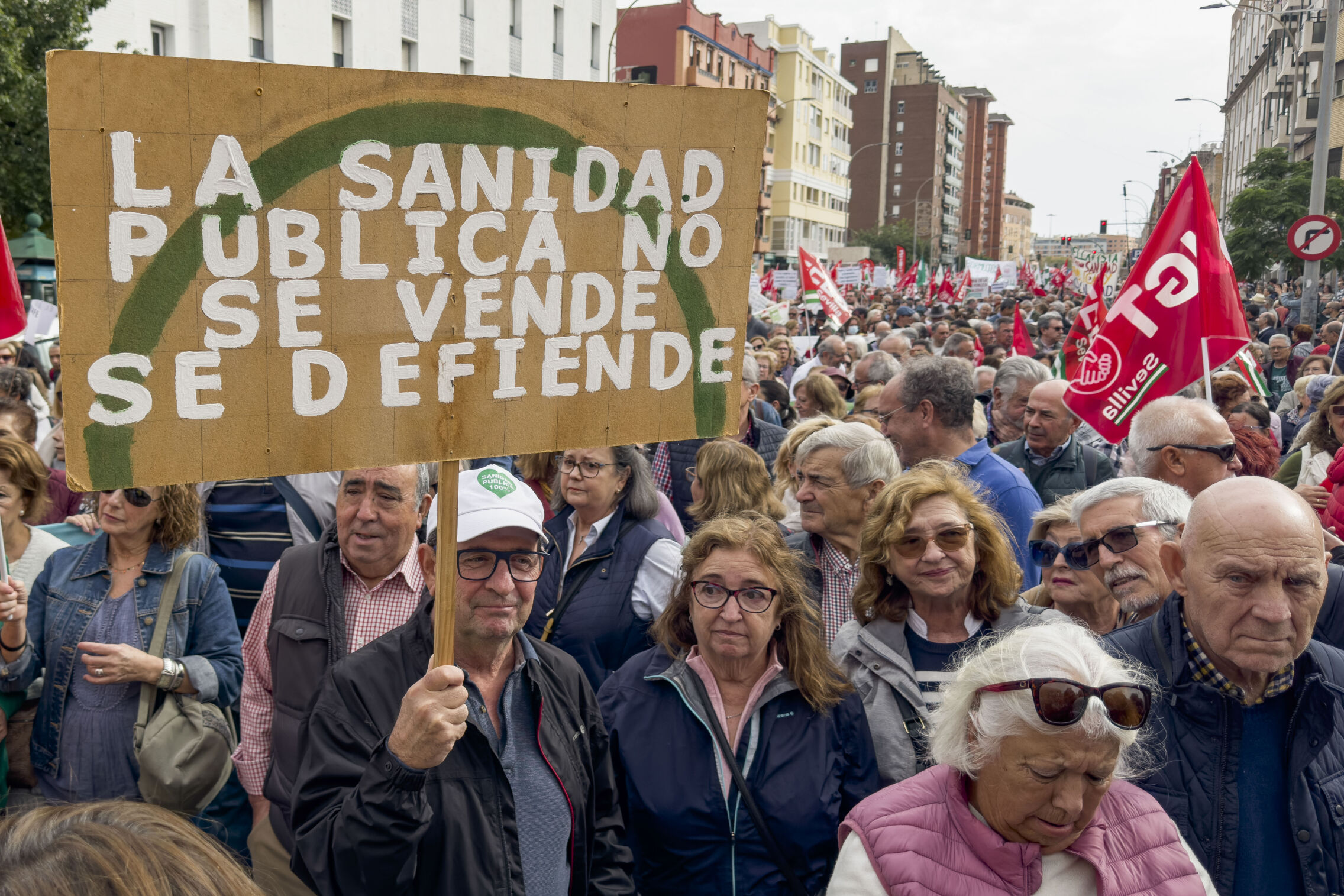 Foto: Miles de personas se manifiestan en andalucía contra el "deterioro" de la sanidad pública. (EFE/David Arjona Ramírez)
