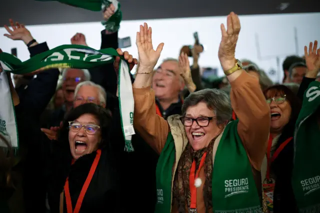Los partidarios del seguro celebran en la sede de la campaña, en Caldas da Rainha.