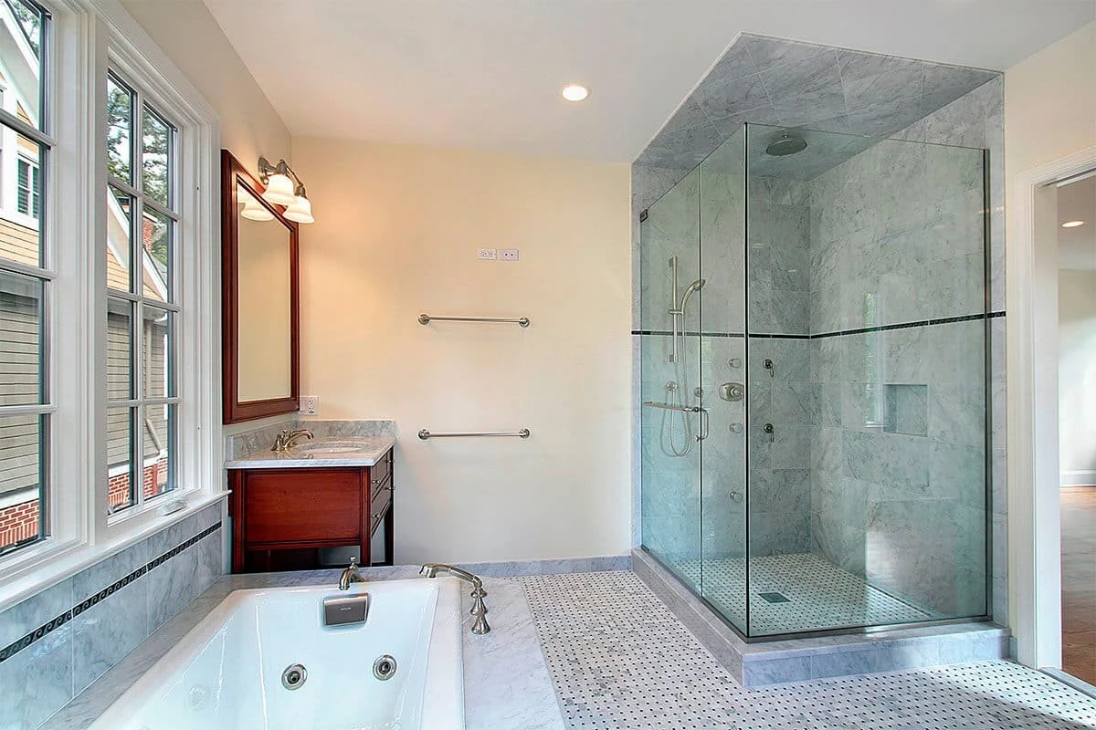 Adiós a las gotas secas: Crea una película protectora en tu mampara de baño con este truco casero - image 1