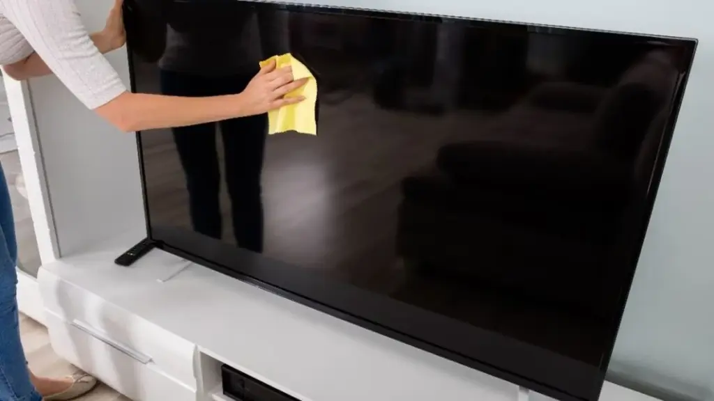 Adiós a las huellas: el método definitivo para limpiar la pantalla de tu TV sin químicos caros