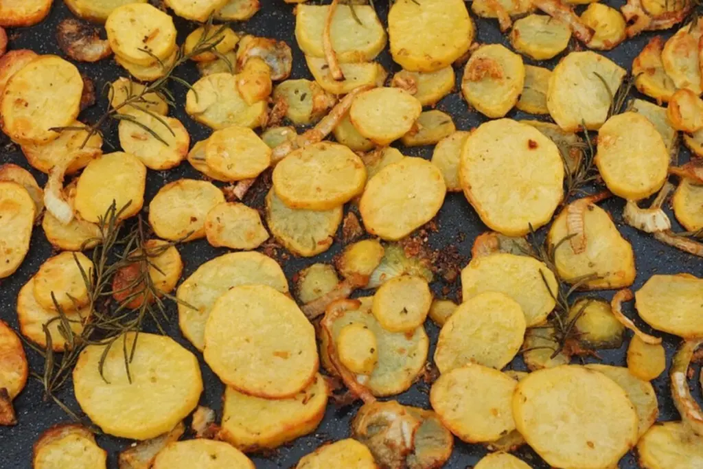 Adiós a las patatas de bolsa: el truco del microondas para chips perfectas en 5 minutos